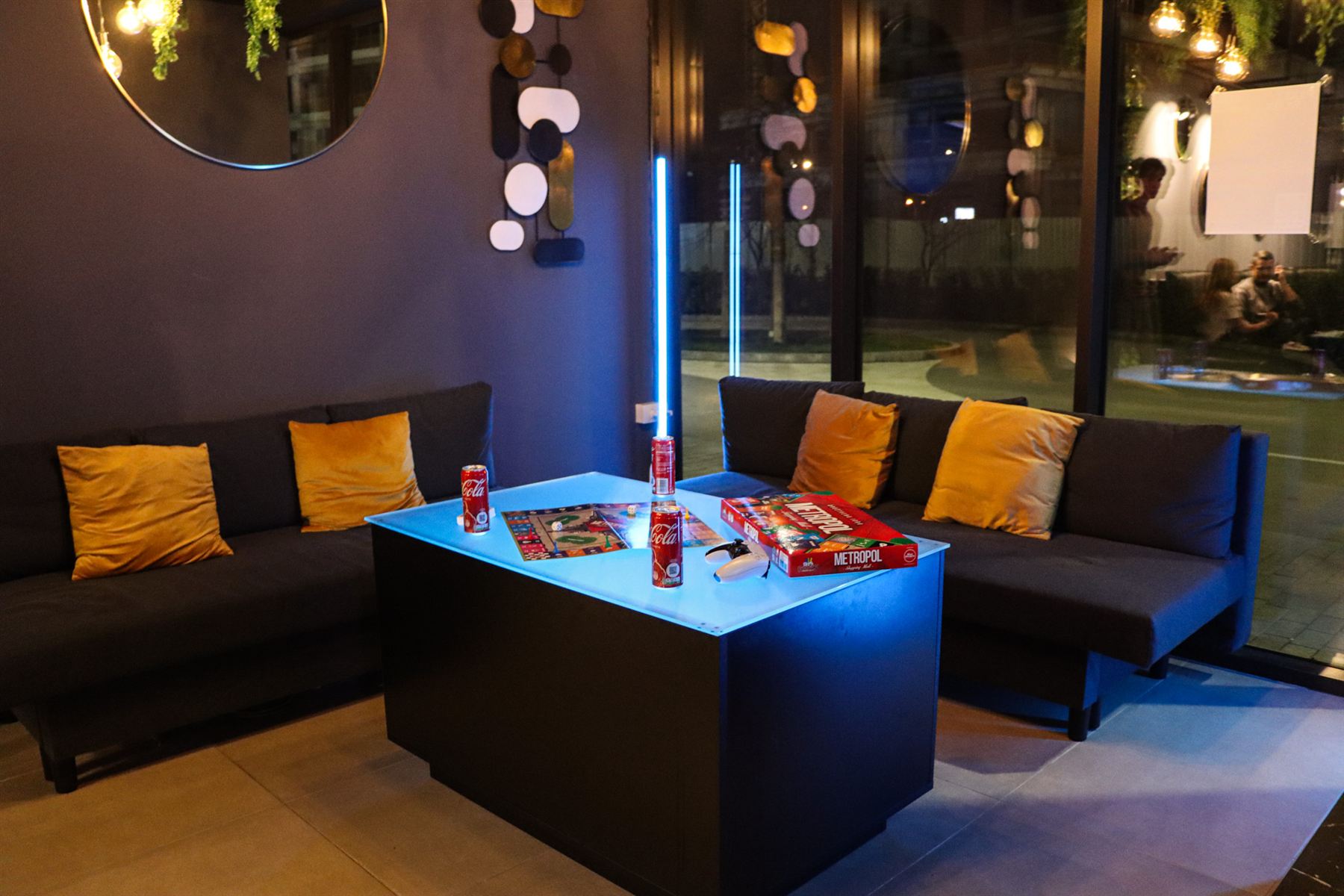 Svetleći sto u lounge zoni