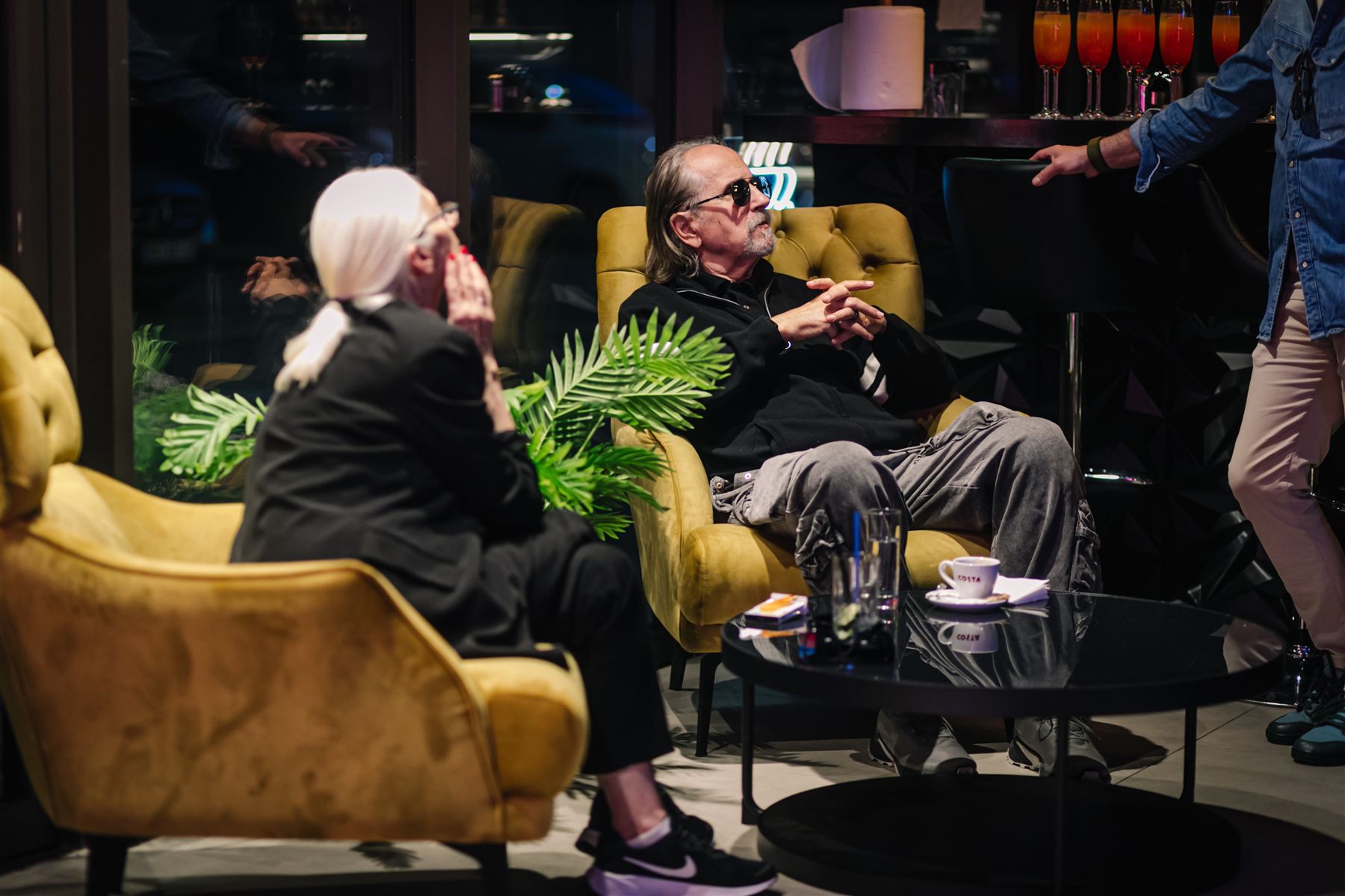 Roditelji se opuštaju u lounge zoni